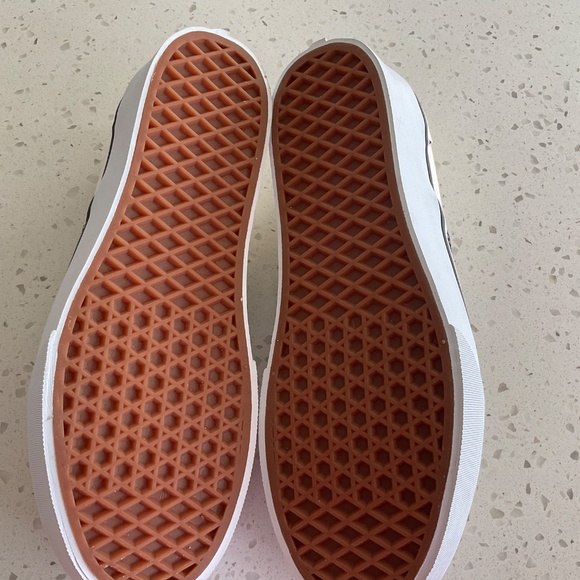 VANS BRAND NEW WITH BOX - MEN - 8.5, WOMEN 10 - Picture 4 of 7